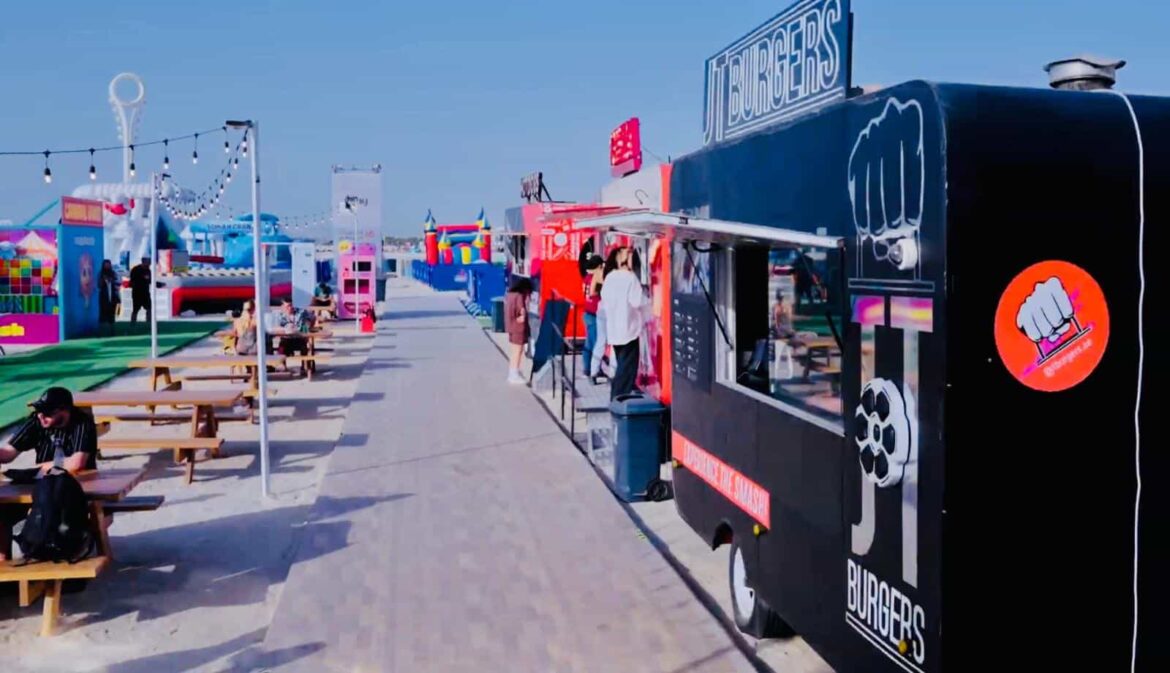 e& Beach Canteen am Nessnass Beach in Dubai mit Street-Food-Ständen und Strandatmosphäre bei Sonnenuntergang
