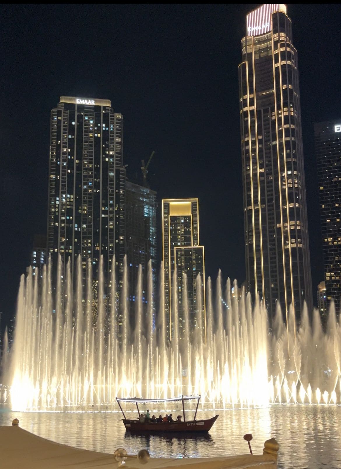 Burj Khalifa bei Nacht mit beleuchteter Fassade über der Dubai Fountain Show am Burj Lake