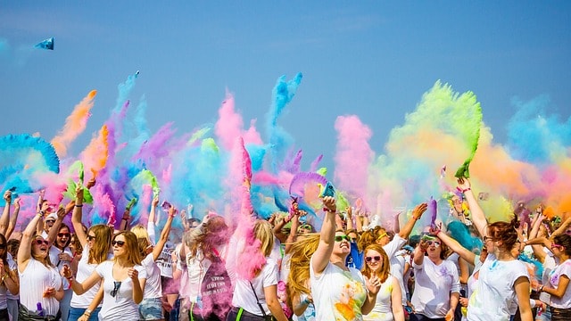 Dubai kann glamourös, Dubai kann entspannt – und Dubai kann auch komplett bunt. Genau das ist Holi Hai – Color Mela: ein Tages-Event, das den Holi-Spirit (Farben, Musik, gemeinsames Feiern) in ein familienfreundliches Festival-Format packt. Termin ist Sonntag, 22. März 2026, Location Zabeel Park Amphitheatre. Kurz: Was ist Holi – und warum feiern das so viele? Holi ist ein hinduistisches Frühlingsfest, bei dem Menschen mit Farbpulver und farbigem Wasser feiern – offen, verspielt, verbindend. Klassisch geht es um Freude, Gemeinschaft und Neuanfang. Dubai passt da perfekt rein: viele Communities, viele Kulturen – und ein Eventkalender, der solche Feste nicht nur duldet, sondern groß aufzieht. Was dich bei Holi Hai – Color Mela erwartet Das Event ist als “lively, family-oriented and kid-friendly” beschrieben – also nicht „Hardcore Party“, sondern eine Mischung aus Festival, Tanzfläche und Farben-Action, bei der du auch mit Kids gut landen kannst. Fix angekündigt sind u. a.: Live DJs und „desi hits“ (Bollywood / Punjabi / Charts-Vibe je nach Set) Huge Dance Floor Color Blast (das eigentliche Farbenwerfen) Live Dhol (traditionelle Trommeln – macht Stimmung, auch wenn du den Sound nicht kennst) Food Stalls Organic Color Stall (Farben vor Ort erhältlich) Zeiten, Tickets, Eintritt: das Wichtige ohne Umwege Doors Open: 10:00 Show Starts: 11:00 Preis: ab 30 AED (Early Bird, je nach Kategorie) Kinder: Kids below 10 years enter for free Wichtig, weil das viele übersehen: Das Event-Ticket beinhaltet nicht automatisch den Eintritt in den Zabeel Park. Weitere klare Regeln laut Veranstaltungsinfo: Kein Essen/Trinken von außen (drinnen kaufbar) Keine Farben/Wasserpistolen von außen (drinnen kaufbar) So gehst du hin, ohne dass es nervt Holi macht Spaß – aber nur, wenn du dich auf „schmutzig & bunt“ einstellst. Anziehen Zieh alte, helle Kleidung an (weiß wirkt top auf Fotos, ist danach aber meist erledigt). Schuhe, die Farbe abkönnen. Keine neuen Sneaker. Wenn du empfindliche Haut hast: langärmlig ist oft angenehmer. Mitnehmen Sonnenbrille (Farben + Sonne). Handy in Zip-Bag / Hülle. Feuchttücher, kleines Handtuch. Wenn du Kontaktlinsen trägst: lieber Brille oder sehr vorsichtig sein. Anreise: unkompliziert Der Veranstalter nennt drei einfache Wege: Auto, Taxi, Metro. Bei der Metro ist die nächste Station “MAX” (früher Al Jafiliya) angegeben. Für wen lohnt sich das? Lohnt sich, wenn du: Bock auf ein leichtes, fröhliches Tages-Event hast. Content willst (Farben + Musik + Crowd = dankbar). Mit Freunden oder Familie etwas machen willst, das nicht „Mall & Restaurant“ ist. Eher nicht, wenn du: 100% sauber bleiben willst. Menschenmengen nicht magst. Nur „ruhige Kultur“ suchst (das hier ist laut, bewegt, aktiv). Fazit Holi Hai – Color Mela ist Dubai in kurz: multikulturell, laut, bunt, organisiert – und ein Event, bei dem du dich mal nicht geschniegelt fühlen musst. Du gehst hin, wirst bunt, lachst, tanzt, gehst wieder. Mehr braucht’s nicht.