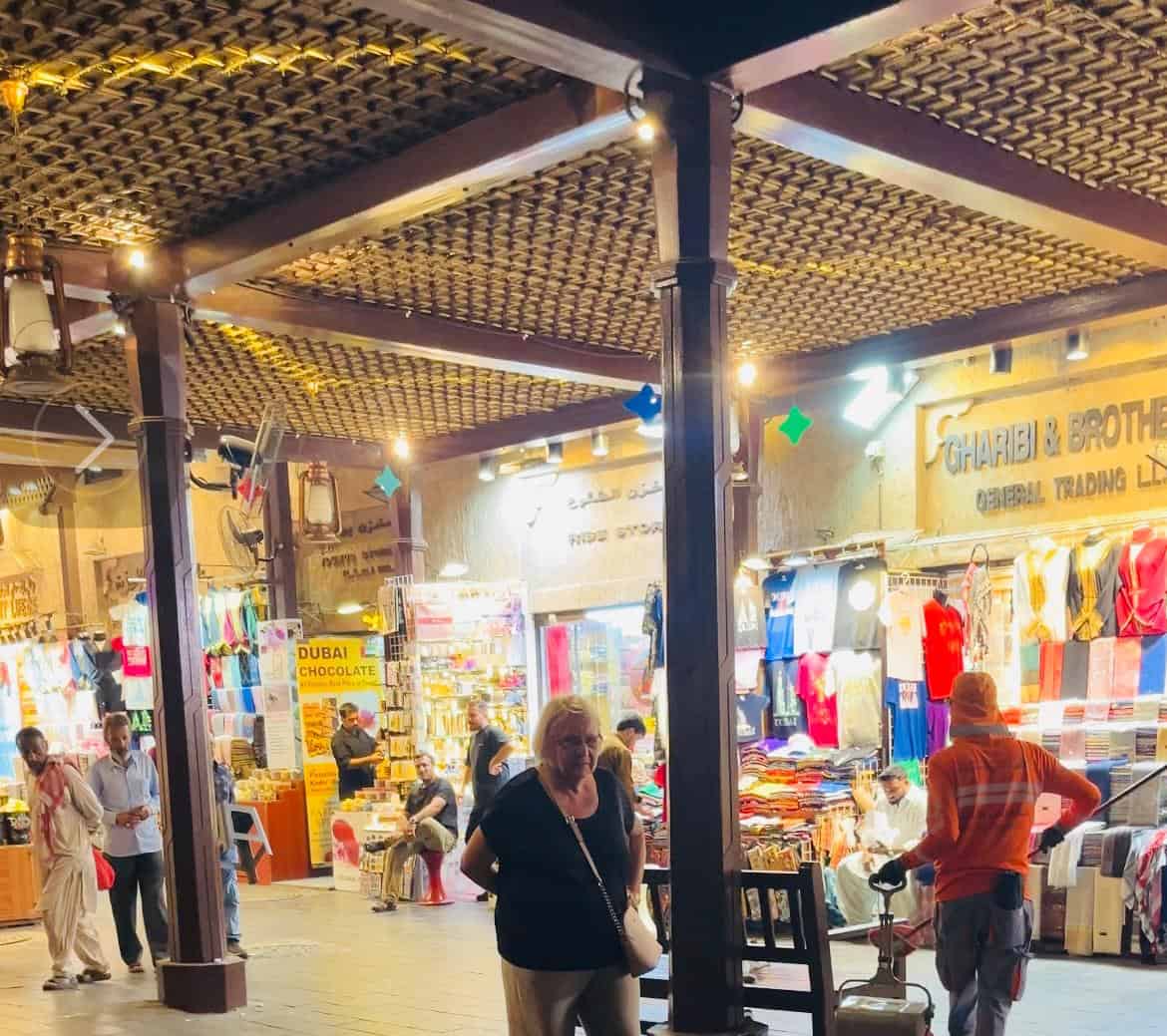 Ramadan in Dubai bei Nacht: Laternen, Lichter und festliche Atmosphäre auf einem Markt